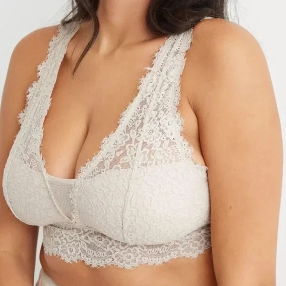 NWOT Aerie Eyelash Lace Padded Plunge Bra in Medium in Soft Satin